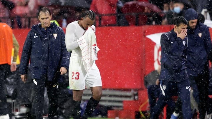 Reumütig verlässt Jules Koundé nach seinem ersten Platzverweis in Spanien das Feld Reumütig verlässt Jules Koundé nach seinem ersten Platzverweis in Spanien das Feld