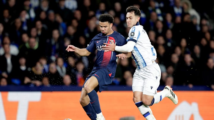 Martin Zubimendi (r.) im Zweikampf mit Warren Zaïre-Emery