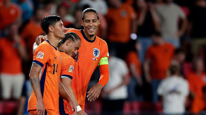 Xavi Simons (m.) mit Virgil van Dijk (r.) & Tijjani Reijnders