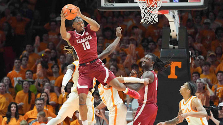 Alabama forward Mouhamed Dioubate (10) passes the ball during a men’s college basketball game between Tennessee and Alabama at Thompson-Boling Arena at Food City Center, Saturday, March 1, 2025.