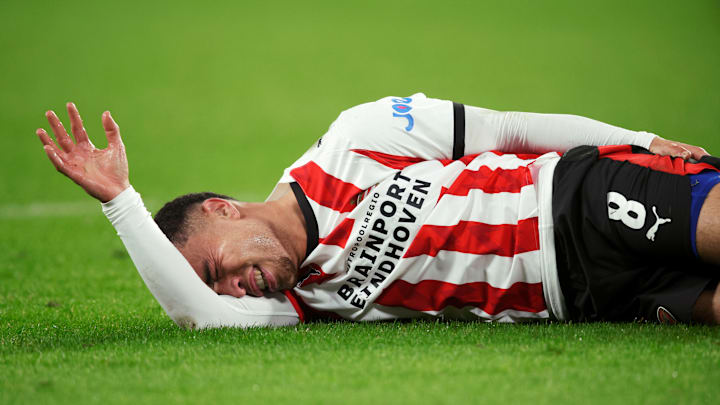 Sergiño Dest left Saturday’s match in serious pain. Sergiño Dest left Saturday’s match in serious pain.