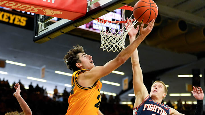 Iowa guard Tate Sage (24) drives to the basket against the Illinois Fighting Illini Jan. 11, 2026 at Carver-Hawkeye Arena in Iowa City, Iowa.