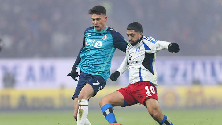 Dejan Ljubicic im Duell mit Immanuel Pherai Dejan Ljubicic im Duell mit Immanuel Pherai