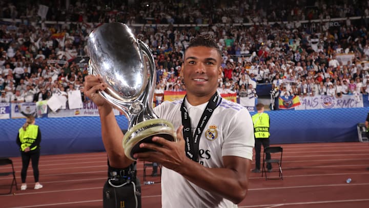 Casemiro avec la Supercoupe d'Europe, son dernier titre remporté avec le Real Madrid
