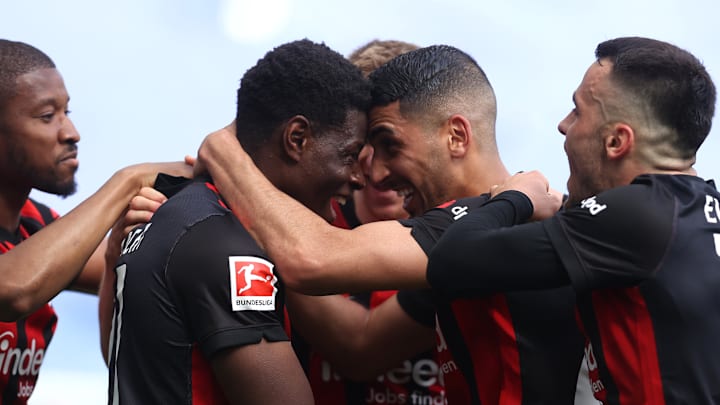 Noch jubelt Aymen Barkok mit seinen Frankfurter Kollegen. Noch jubelt Aymen Barkok mit seinen Frankfurter Kollegen.