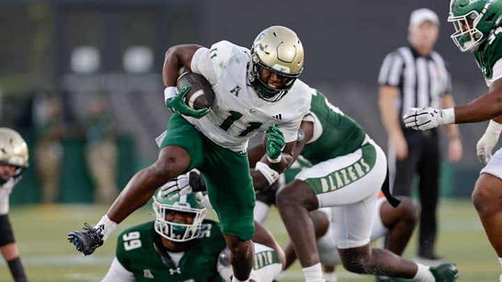 Receiver Keshaun Singleton led USF this season with 50 catches for 877 yards and eight touchdowns