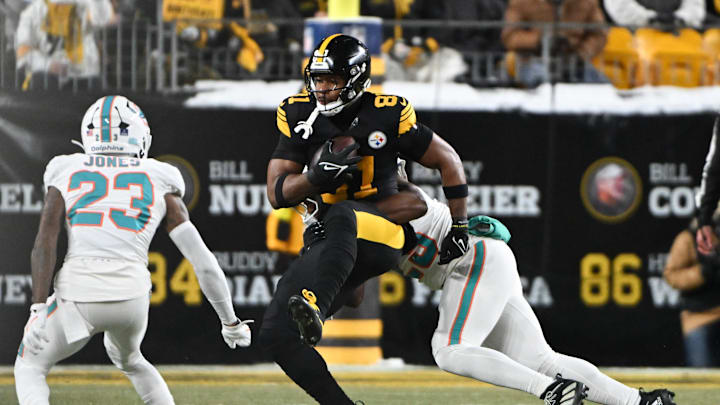 Pittsburgh Steelers tight end Jonnu Smith (81) makes a catch in the first quarter against the Miami Dolphins at Acrisure Stadium. Pittsburgh Steelers tight end Jonnu Smith (81) makes a catch in the first quarter against the Miami Dolphins at Acrisure Stadium.
