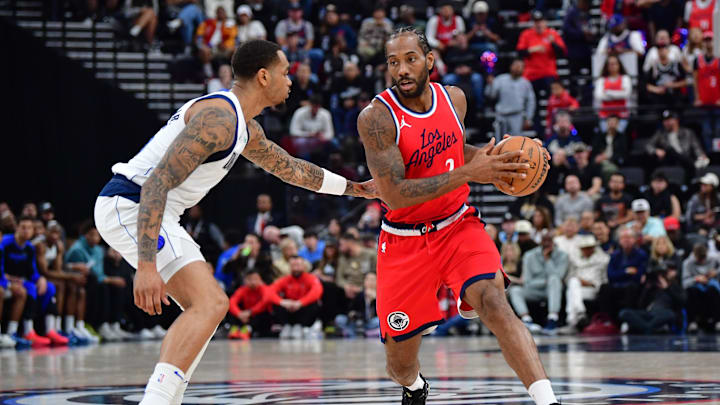 Apr 4, 2025; Inglewood, California, USA; Los Angeles Clippers forward Kawhi Leonard (2) moves the ball against Dallas Mavericks forward P.J. Washington (25) during the first half at Intuit Dome. Mandatory Credit: Gary A. Vasquez-Imagn Images Apr 4, 2025; Inglewood, California, USA; Los Angeles Clippers forward Kawhi Leonard (2) moves the ball against Dallas Mavericks forward P.J. Washington (25) during the first half at Intuit Dome. Mandatory Credit: Gary A. Vasquez-Imagn Images