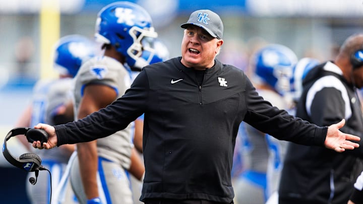 Mark Stoops reacts to a frustrating play. Mandatory Credit: Jordan Prather-Imagn Images