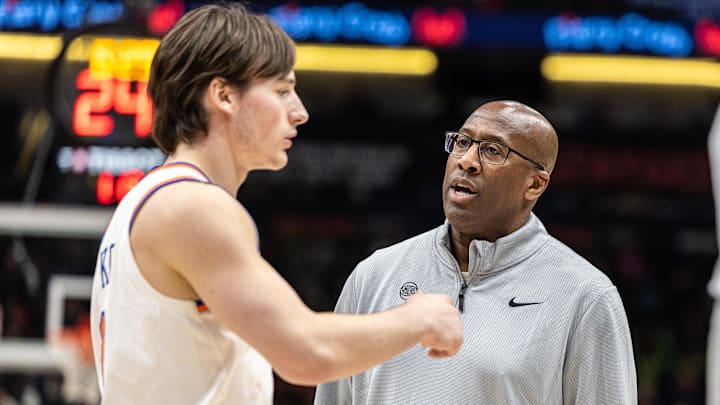 Dec 29, 2025; New Orleans, Louisiana, USA;  New York Knicks Head Coach Mike Brown discusses a play with guard Tyler Kolek (13) against the New Orleans Pelicans during the second half at Smoothie King Center. Mandatory Credit: Stephen Lew-Imagn Images