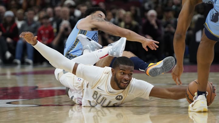 Nov 23, 2024; Chicago, Illinois, USA; Chicago Bulls forward E.J. Liddell (32) and Memphis Grizzlies guard Scotty Pippen Jr. (1) go for the ball during the second half at United Center. Mandatory Credit: David Banks-Imagn Images Nov 23, 2024; Chicago, Illinois, USA; Chicago Bulls forward E.J. Liddell (32) and Memphis Grizzlies guard Scotty Pippen Jr. (1) go for the ball during the second half at United Center. Mandatory Credit: David Banks-Imagn Images