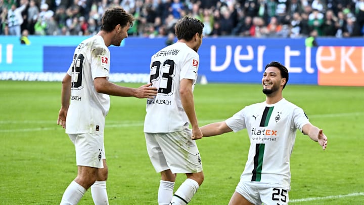 Scally, Hofmann und Bensebaini feiern den Derbysieg