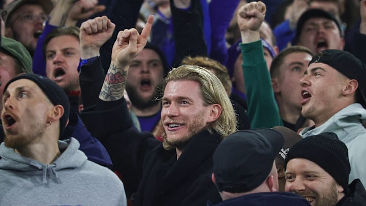Loris Karius feierte den Heimsieg gegen Magdeburg bei den S04-Fans