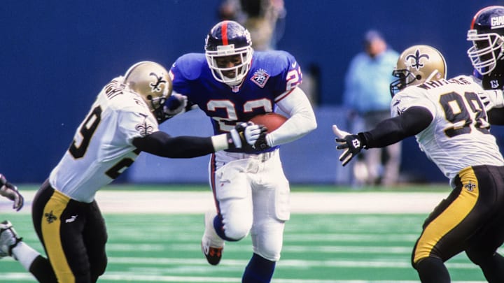 LeShon Johnson carries the ball for the Giants in 1999.