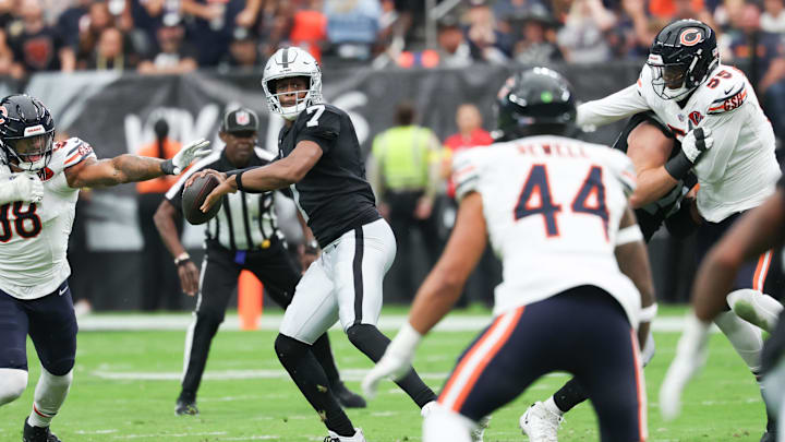 Sep 28, 2025; Paradise, Nevada, USA; Las Vegas Raiders quarterback Geno Smith (7) throws the ball during the first quarter against the Chicago Bears at Allegiant Stadium. Mandatory Credit: Kiyoshi Mio-Imagn Images Sep 28, 2025; Paradise, Nevada, USA; Las Vegas Raiders quarterback Geno Smith (7) throws the ball during the first quarter against the Chicago Bears at Allegiant Stadium. Mandatory Credit: Kiyoshi Mio-Imagn Images