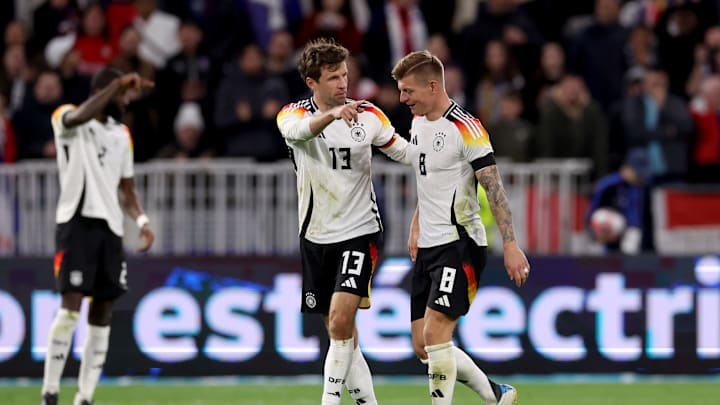 Thomas Müller (l.) und Toni Kroos (r.) Thomas Müller (l.) und Toni Kroos (r.)