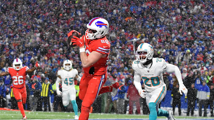 Dec 17, 2022; Orchard Park, New York, USA; Buffalo Bills tight end Dawson Knox (88) catches a