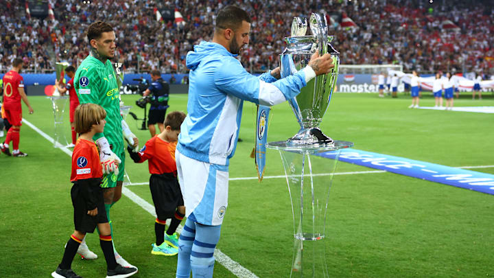 Kyle Walker récupérant la dernière Ligue des champions remportée avec son club, Manchester City