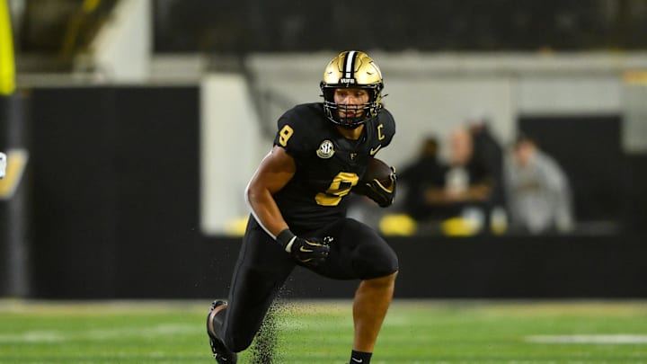 Nov 22, 2025; Nashville, Tennessee, USA; Vanderbilt Commodores tight end Eli Stowers (9) runs with the ball after a made catch against the Kentucky Wildcats during the second half at FirstBank Stadium. Mandatory Credit: Steve Roberts-Imagn Images Nov 22, 2025; Nashville, Tennessee, USA; Vanderbilt Commodores tight end Eli Stowers (9) runs with the ball after a made catch against the Kentucky Wildcats during the second half at FirstBank Stadium. Mandatory Credit: Steve Roberts-Imagn Images