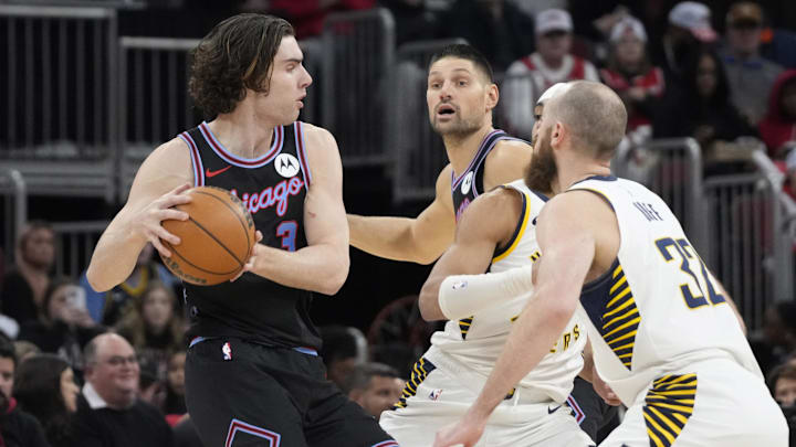Dec 5, 2025; Chicago, Illinois, USA; Indiana Pacers center Jay Huff (32) defends Chicago Bulls guard Josh Giddey (3) during the first half at United Center. Mandatory Credit: David Banks-Imagn Images