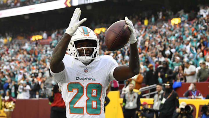 Miami Dolphins running back De'Von Achane (28) celebrates.