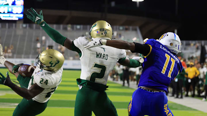 Linebacker Mac Harris (24) breaks up a pass intended for San Jose State Spartans wide receiver Justin Lockhart to win the Hawaii Bowl after five overtimes. Harris is a first-team preseason AAC selection by Lindy's Sports and Athlon Sports.