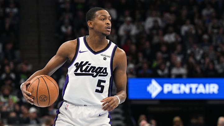 Sacramento Kings guard De'Aaron Fox (5) handles the ball.