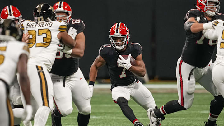 Nov 26, 2023; Atlanta, Georgia, USA; Atlanta Falcons running back Bijan Robinson (7) runs with the ball against the New Orleans Saints  during the first quarter at Mercedes-Benz Stadium. Mandatory Credit: Dale Zanine-Imagn Images