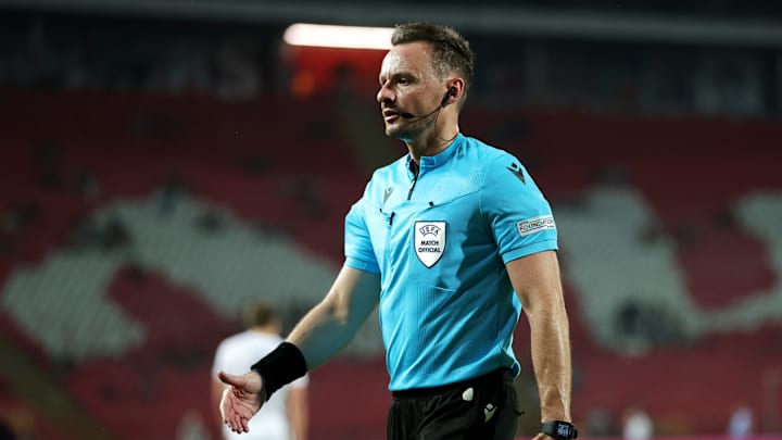 La regla del fuera de juego en el fútbol