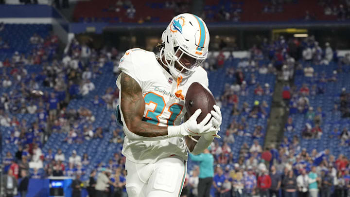 Miami Dolphins running back Ollie Gordon II (31) warms up before the game against the Buffalo Bills at Highmark Stadium. Miami Dolphins running back Ollie Gordon II (31) warms up before the game against the Buffalo Bills at Highmark Stadium.