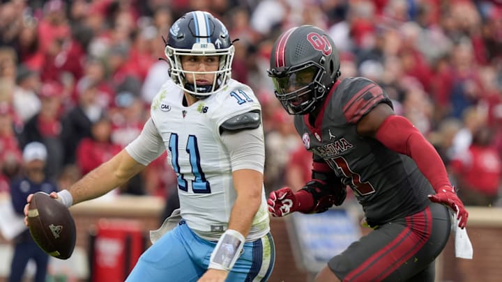 Oklahoma Sooners linebacker Kobie McKinzie (11) chases after Maine Black Bears quarterback Carter Peevy.