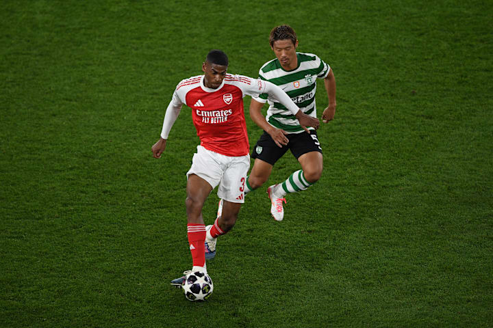 คริสเตียน มอสเกรา (ซ้าย) กำลังเลี้ยงบอล