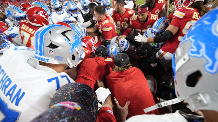  Detroit Lions safety Brian Branch (32) and Kansas City Chiefs wide receiver Juju Smith-Schuster (9) get into a fight