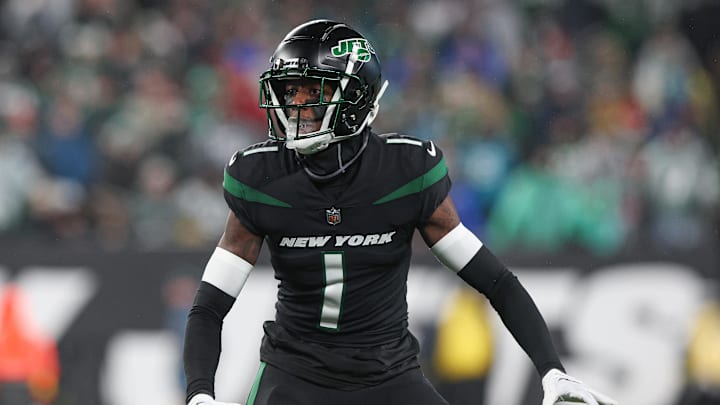 New York Jets cornerback Sauce Gardner (1) reads a play during the first half against the Jacksonville Jaguars.