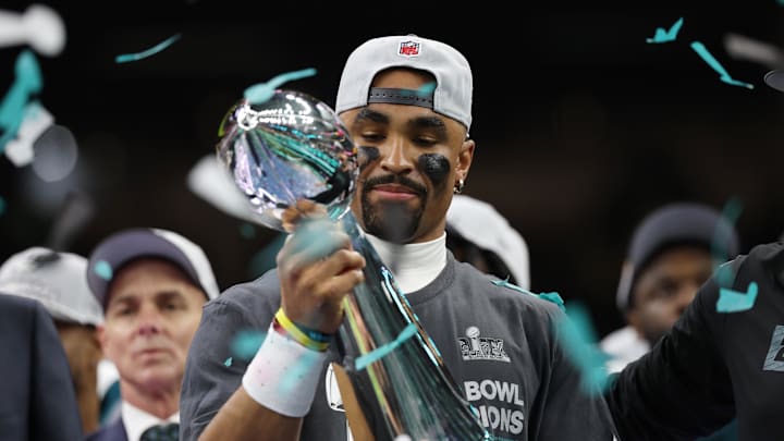 Jalen Hurts levantando el trofeo del Super Bowl Jalen Hurts levantando el trofeo del Super Bowl