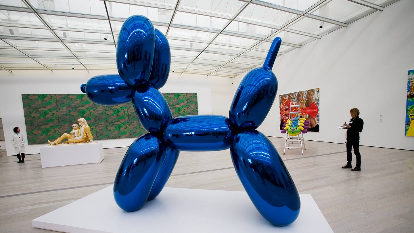 Someone Accidentally Knocked Over a $42,000 Jeff Koons Balloon Dog Sculpture, and Now Collectors Want the Shards