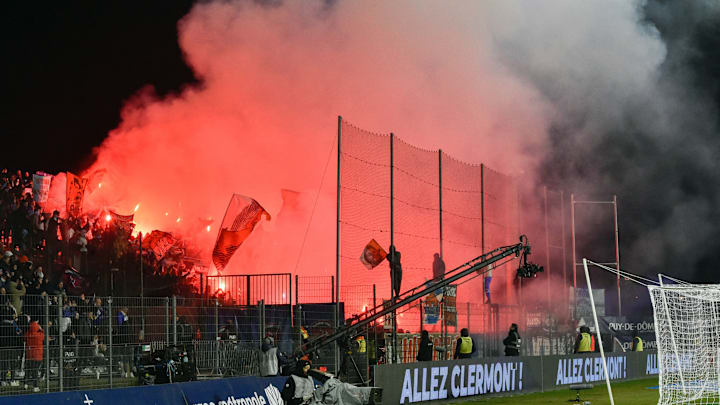 Le parcage visiteurs a encore tremblé. Le parcage visiteurs a encore tremblé.