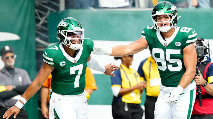 New York Jets quarterback Justin Fields (7) scores a touchdown in the fourth quarter and celebrates with New York Jets tight end Mason Taylor (85), Sunday, September 7, 2025, in East Rutherford.