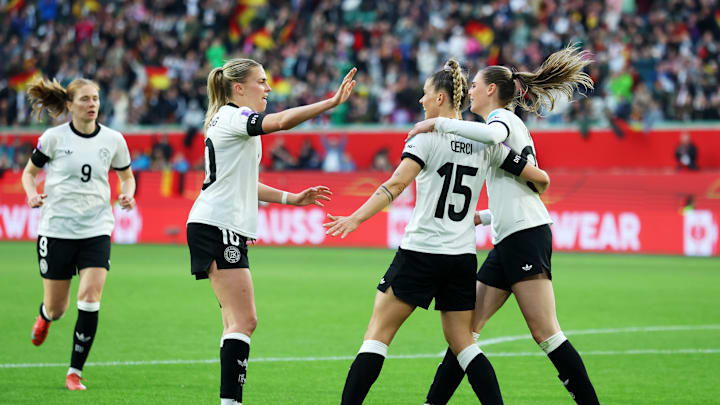 Party in Weiß: Selina Cerci schoss einen Hattrick