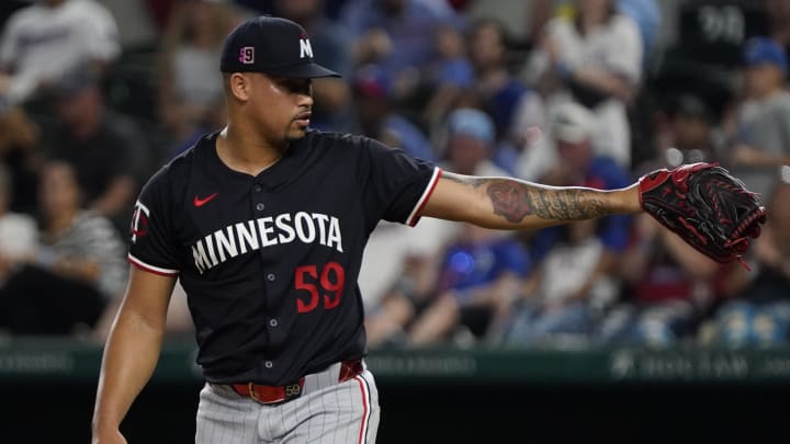 Aug 16, 2024; Arlington, Texas, USA; Minnesota Twins pitcher Jhoan Duran (59) points towards home plate with his glove after recording the final out against the Texas Rangers at Globe Life Field. Mandatory Credit: Raymond Carlin III-USA TODAY Sports Aug 16, 2024; Arlington, Texas, USA; Minnesota Twins pitcher Jhoan Duran (59) points towards home plate with his glove after recording the final out against the Texas Rangers at Globe Life Field. Mandatory Credit: Raymond Carlin III-USA TODAY Sports
