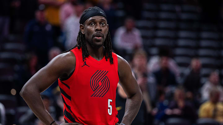 Jrue Holiday and the Trail Blazers are home favorites against the Mavericks.
