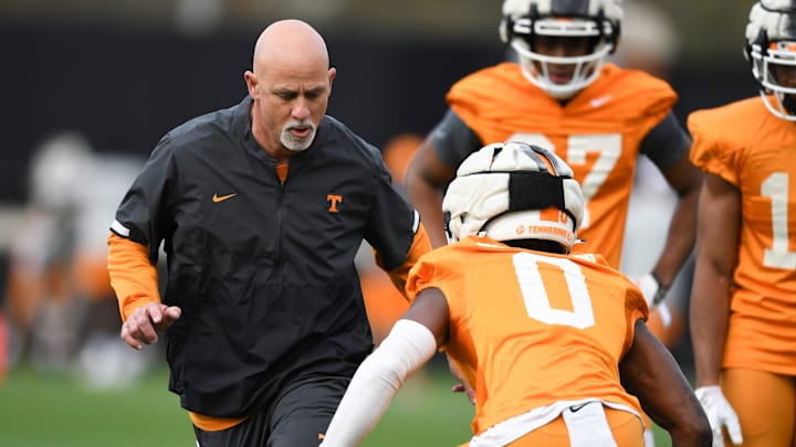 Willie Martinez coaches defensive backs at Tennessee Vols football first spring practice, Tuesday, March 22, 2022.Kns Vols Spring Practice Cm
