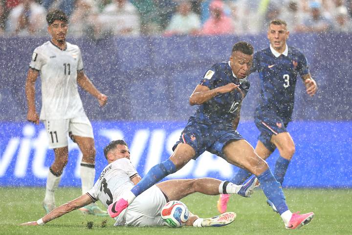 Xuất hiện trận đấu đầu tiên không có quãng nghỉ uống nước ở World Cup 1 Why France vs. Iraq Was Suspended At Halftime—World Cup