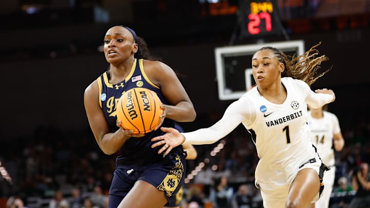 Notre Dame Fighting Irish guard Kk Bransford (14) 