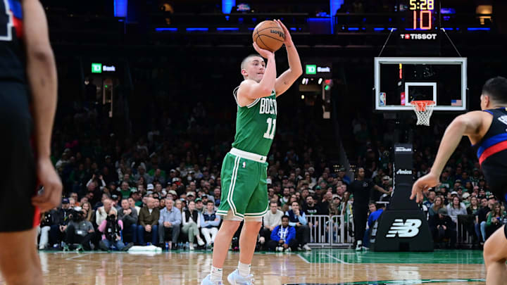 Payton Pritchard shoots a 3-pointer