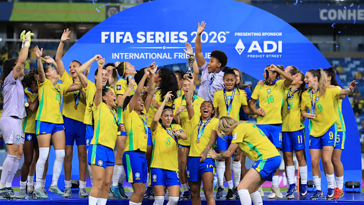 Jogadoras da Seleção Brasileira celebram o título do FIFA Series após vitória sobre o Canadá na Arena Pantanal