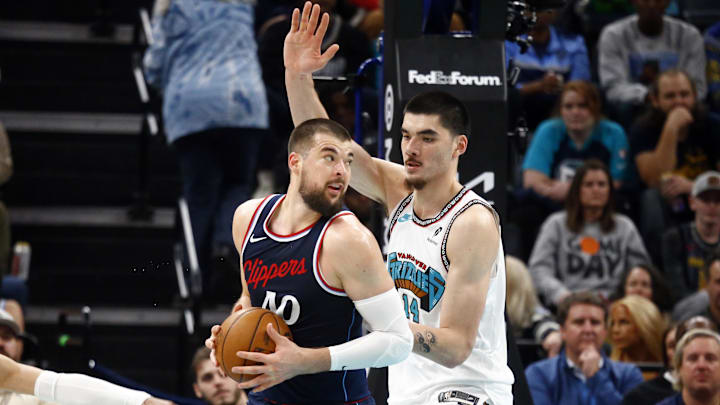 Dec 23, 2024; Memphis, Tennessee, USA; Los Angeles Clippers center Ivica Zubac (40) spins toward the basket as Memphis Grizzlies center Zach Edey (14) defends during the second quarter at FedExForum. Mandatory Credit: Petre Thomas-Imagn Images Dec 23, 2024; Memphis, Tennessee, USA; Los Angeles Clippers center Ivica Zubac (40) spins toward the basket as Memphis Grizzlies center Zach Edey (14) defends during the second quarter at FedExForum. Mandatory Credit: Petre Thomas-Imagn Images