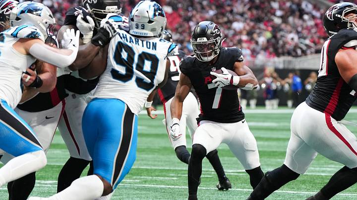 Atlanta Falcons running back Bijan Robinson (7) runs with the ball in the second quarter Atlanta Falcons running back Bijan Robinson (7) runs with the ball in the second quarter