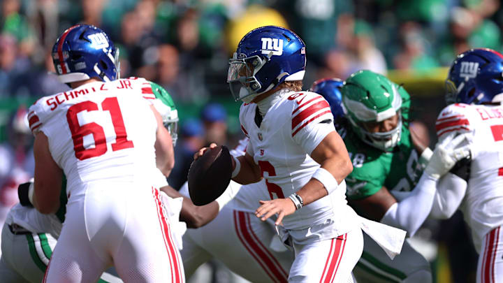 Oct 26, 2025; Philadelphia, Pennsylvania, USA; New York Giants quarterback Jaxson Dart (6) runs against the Philadelphia Eagles in the first quarter at Lincoln Financial Field. Oct 26, 2025; Philadelphia, Pennsylvania, USA; New York Giants quarterback Jaxson Dart (6) runs against the Philadelphia Eagles in the first quarter at Lincoln Financial Field.