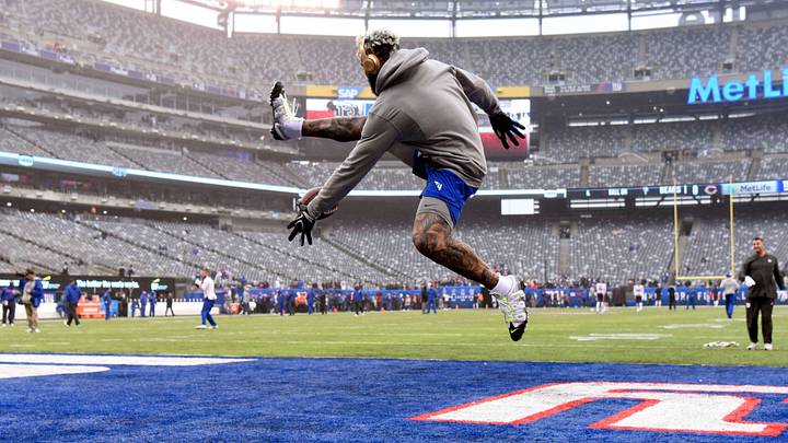 New York Giants wide receiver Odell Beckham Jr. makes a one-handed catch in between his legs during warmups. 